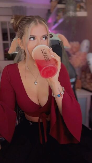 Full leaked Fenelia private onlyfans photo